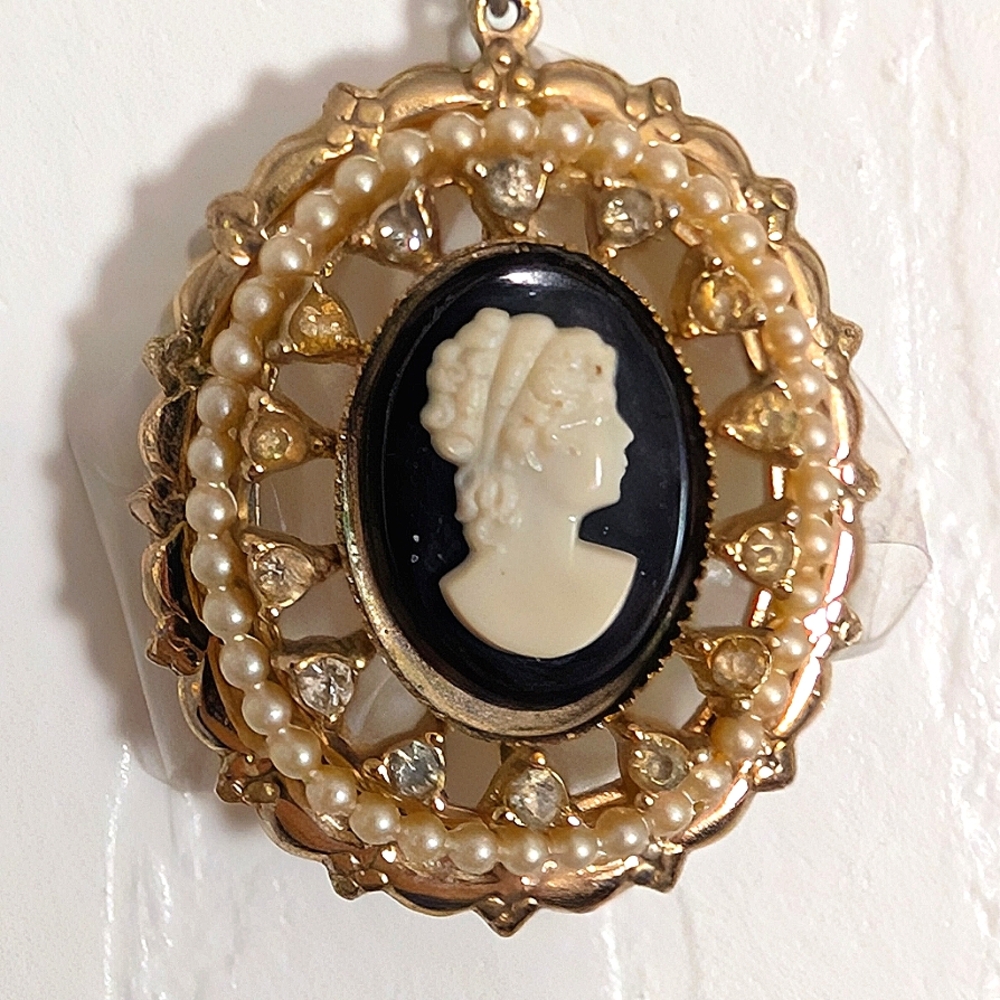18" Elegant Gold and Black Cameo Pendant